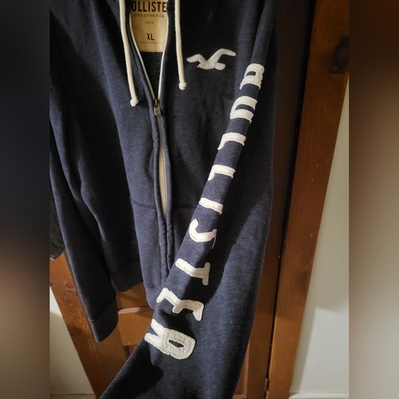 Hollister zip up hoodie, unisex size xl. - Picture 6 of 11